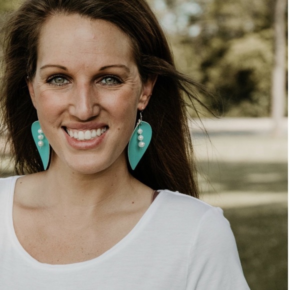 Leather leaf earrings - Picture 3 of 5